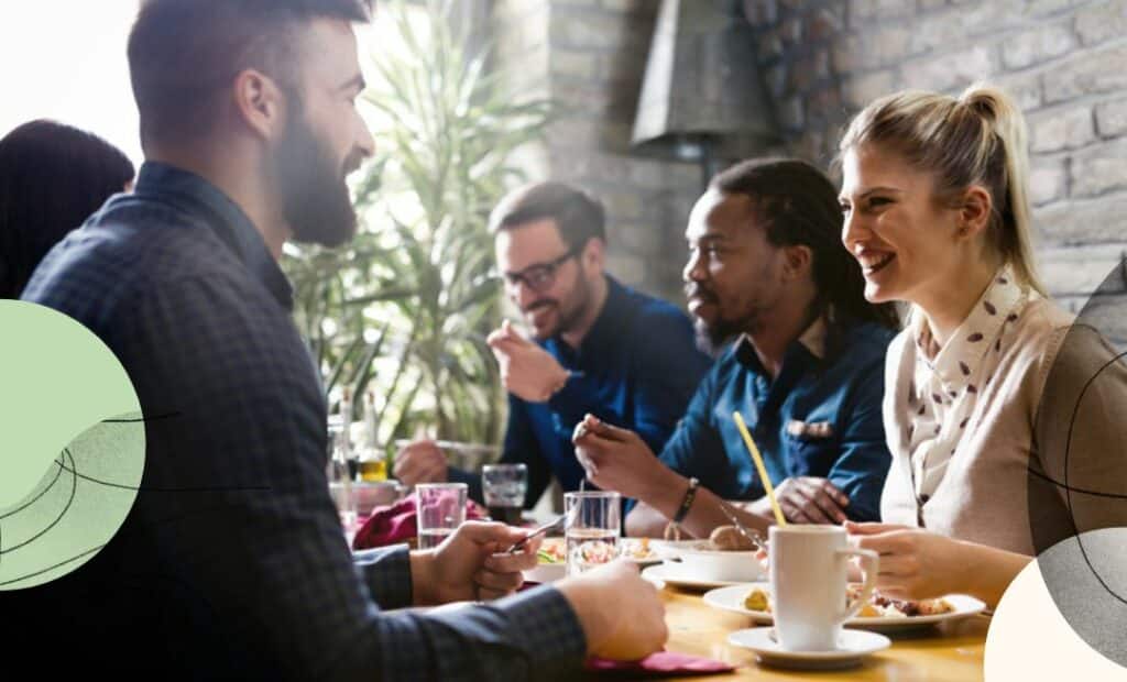 Déjeuner entre collègues pour l'onboarding d'un nouveau collaborateur
