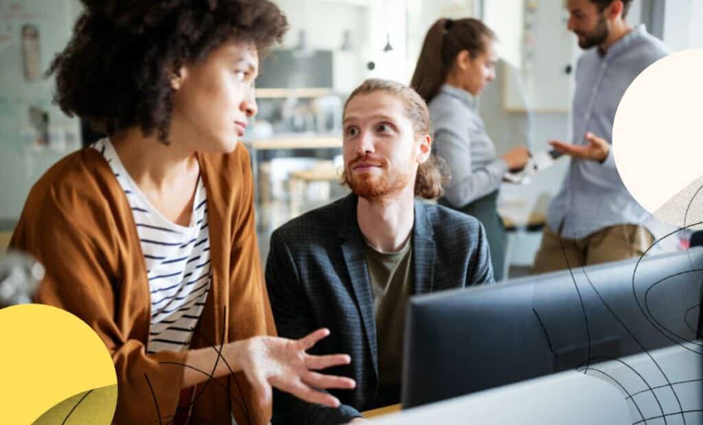 Collègues en discussion sérieuse, illustrant l'importance des soft skills comme l'empathie et la communication.