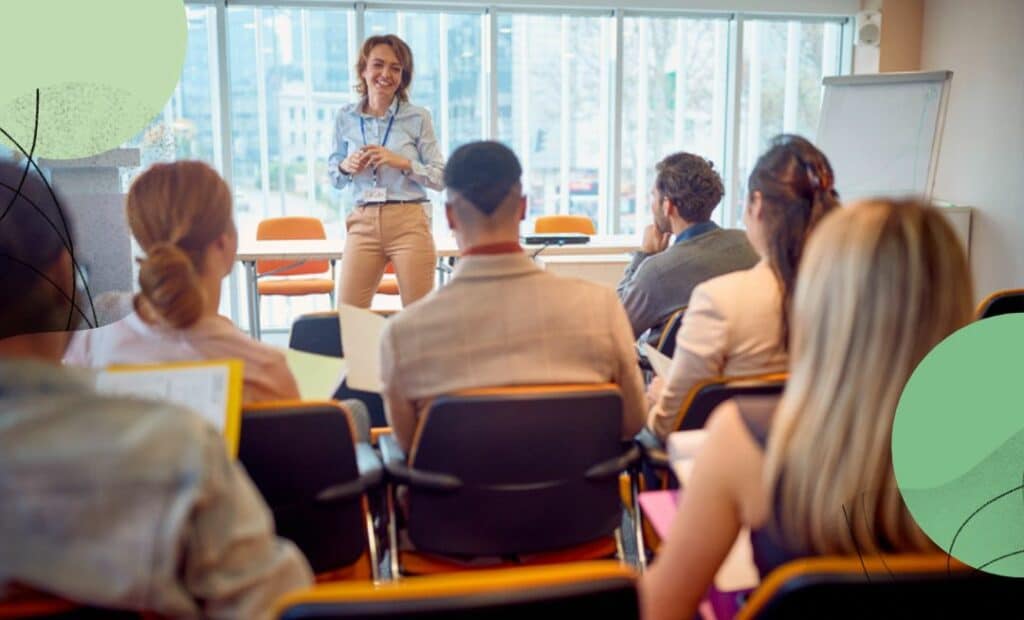 Formatrice professionnelle donnant une présentation pour le développement de hard skills spécifiques
